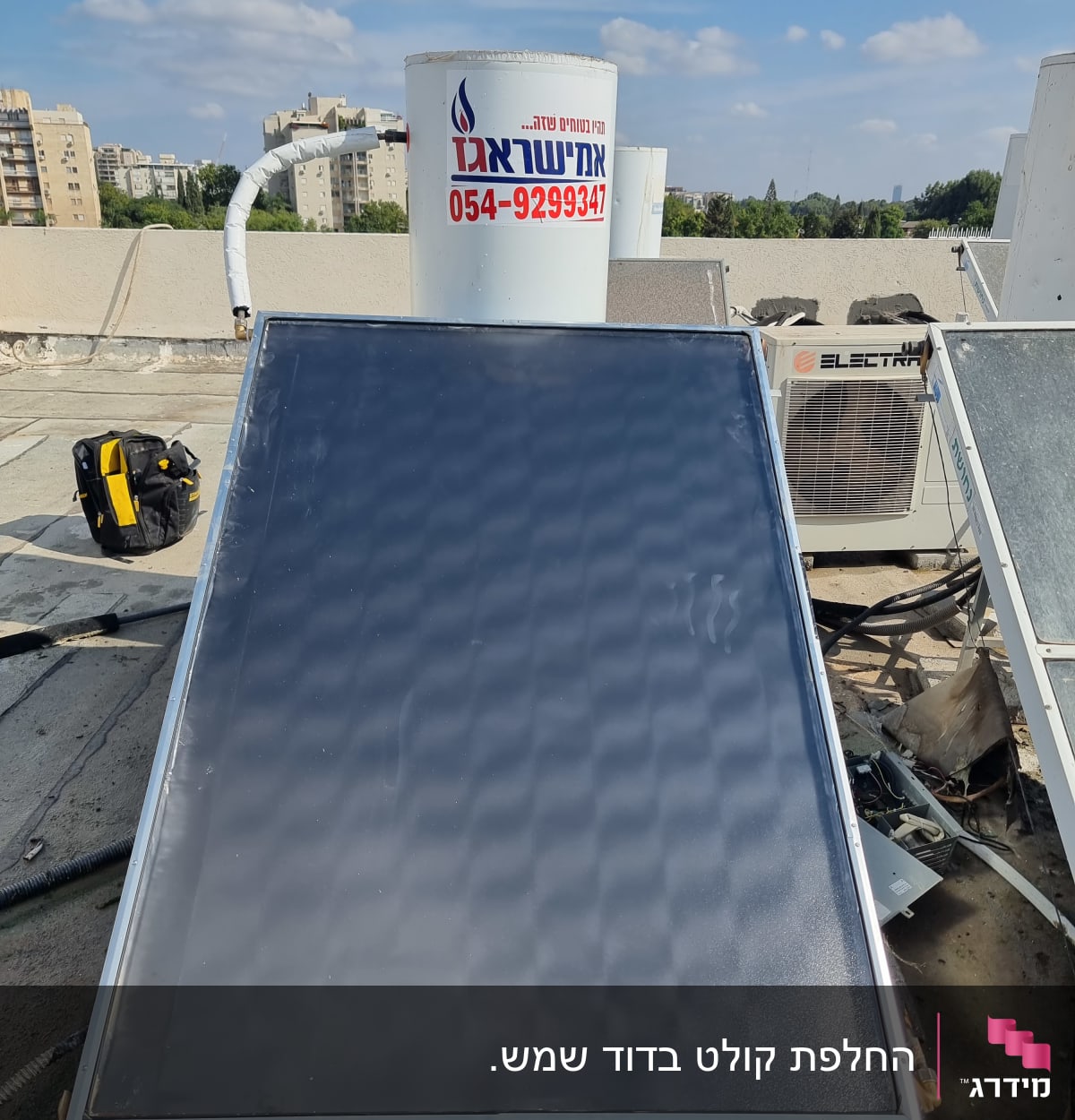 דוד שמש עם קולטים על גג בניין